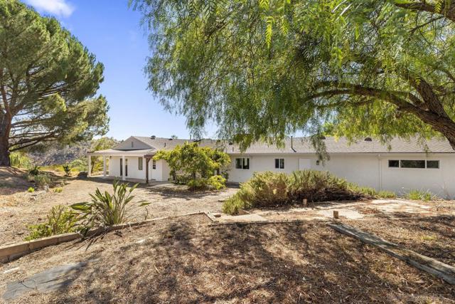 38795 Harris Truck Trail, Fallbrook CA: https://media.crmls.org/mediaz/de1d8492-2b19-4d7c-bd00-8700d3a32450.jpg