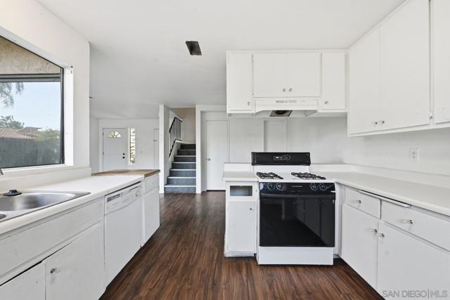 1225 N Broadway, Escondido CA: https://media.crmls.org/mediaz/de1dc54e-e2be-4db3-9086-6fa05053a644.jpg