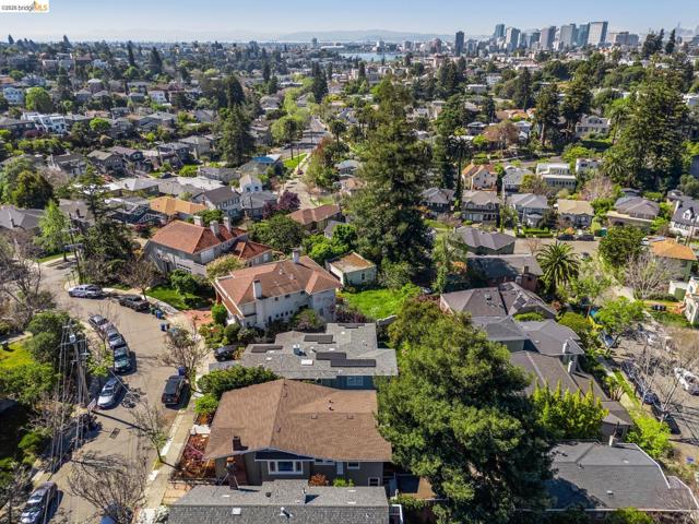 21 Portsmouth Road, Piedmont CA: https://media.crmls.org/mediaz/de1e300e-abf5-420f-a173-a3e8a177f212.jpg