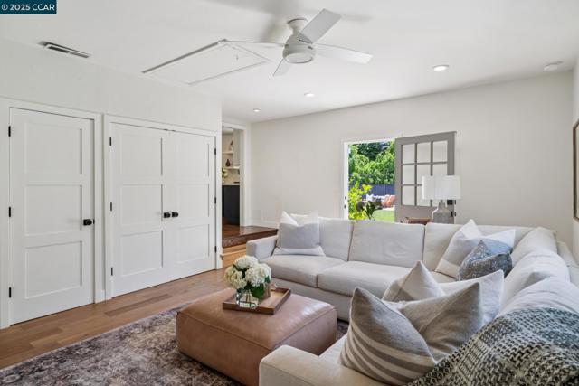 528 Shelly Dr, Pleasant Hill CA: https://media.crmls.org/mediaz/de1fb7c9-2835-46e1-bfcf-6cc47fa11d2b.jpg