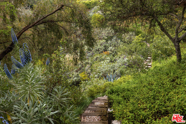 Image 38 of 41 For 2854 Roscomare Road