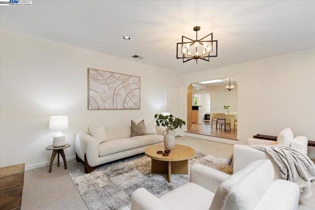 34264 Atteridge Pl, Fremont CA: https://media.crmls.org/mediaz/de203270-9f84-4e83-9b76-2877453dc7b1.jpg