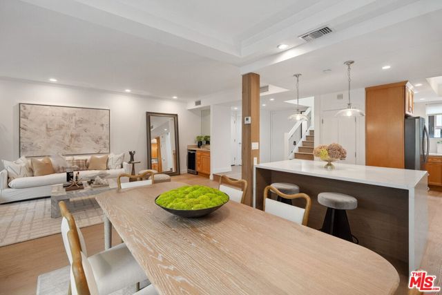 234 S Tower Drive, Beverly Hills CA: https://media.crmls.org/mediaz/de20d4fc-de6b-4942-8faf-5cb99e400721.jpg