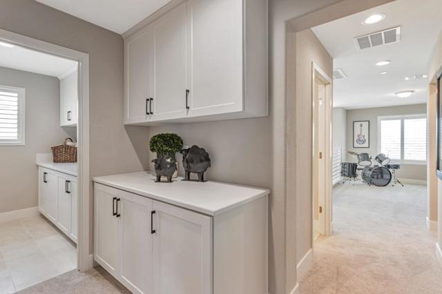 1153 Coyote Peak Way, Hollister CA: https://media.crmls.org/mediaz/de213f0e-fdcd-4e6e-bb83-6c12f2d8504a.jpg