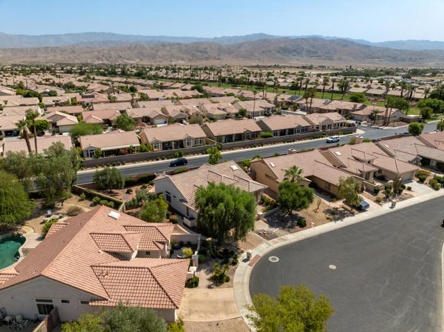 78626 Blooming Court, Palm Desert CA: https://media.crmls.org/mediaz/de21b62a-05a1-420b-9c62-1b8de249ee47.jpg