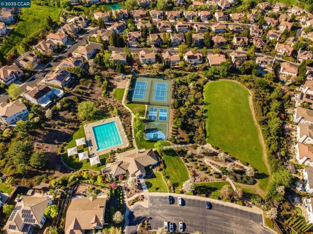 1039 Rolling Woods Way, Concord CA: https://media.crmls.org/mediaz/de21d1ff-e49f-4625-8df7-d5b6cf3170f9.jpg