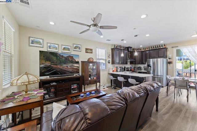 736 N P St, Livermore CA: https://media.crmls.org/mediaz/de22beee-dbb4-4c99-9588-7ca03b4a96c8.jpg