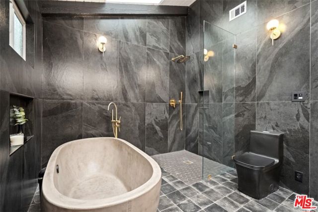 5439 Gentry Avenue, Valley Village CA: https://media.crmls.org/mediaz/de23859f-3ba8-4726-ab61-6cc146f2b9cd.jpg