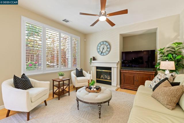 1560 Craiglee Way, San Ramon CA: https://media.crmls.org/mediaz/de24e588-29a0-438d-a7bc-79c4c63b9547.jpg