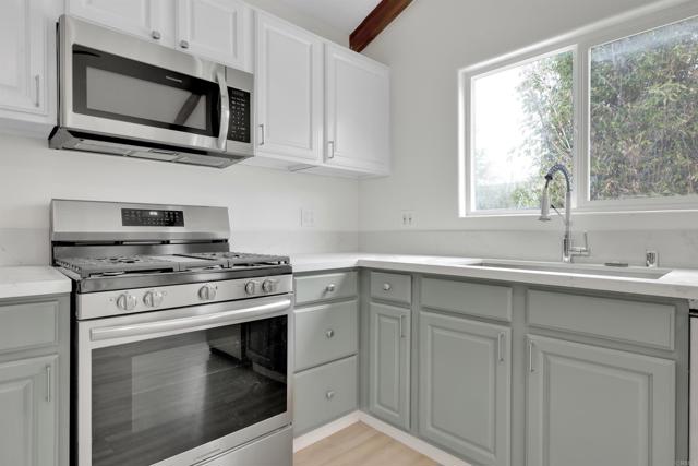 393 Date Avenue, Carlsbad CA: https://media.crmls.org/mediaz/de250768-4164-48ca-b4be-358aff687538.jpg