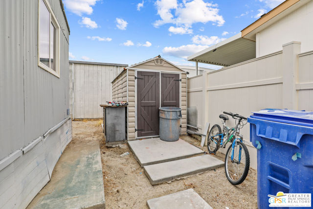 17555 Corkill Rd, Desert Hot Springs CA: https://media.crmls.org/mediaz/de2594bf-c475-4e87-8841-44ef32f6d954.jpg