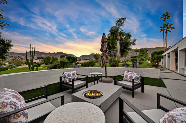 49120 Sunrose Lane, Palm Desert CA: https://media.crmls.org/mediaz/de25b5df-aae1-4757-bdd8-c5faf64ab077.jpg