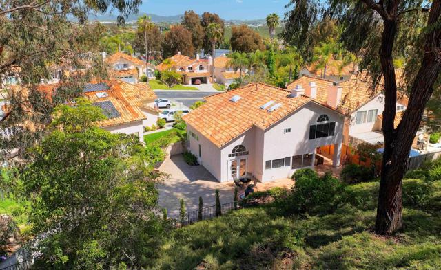 Detail Gallery Image 2 of 44 For 1688 Crystal Ridge Ct, Vista,  CA 92081 - 4 Beds | 2/1 Baths