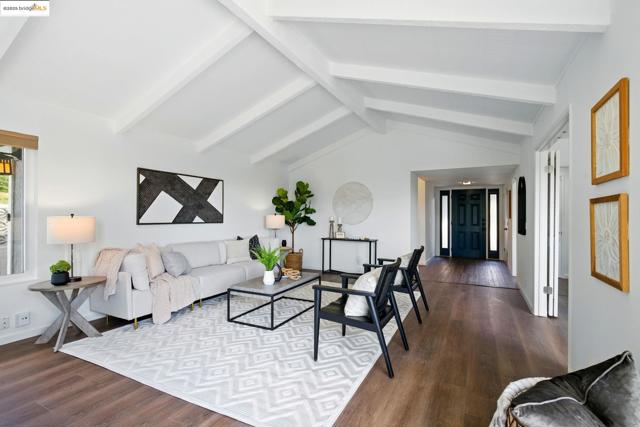 7927 Phaeton Dr, Oakland CA: https://media.crmls.org/mediaz/de278a2f-bae5-4422-b28b-0239f1f5b566.jpg