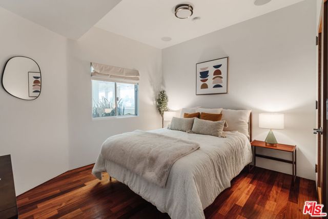 255 Main Street, Venice CA: https://media.crmls.org/mediaz/de27907f-16ed-4ab3-a4b2-0778a2180efa.jpg