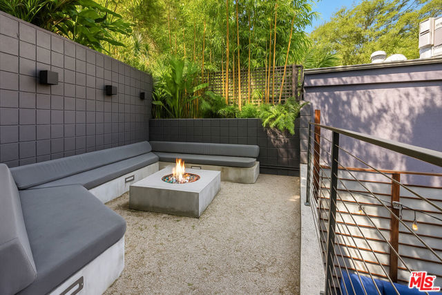 7242 Woodrow Wilson Drive, Los Angeles CA: https://media.crmls.org/mediaz/de281a8d-3743-4cd3-8035-18b8bde65726.jpg