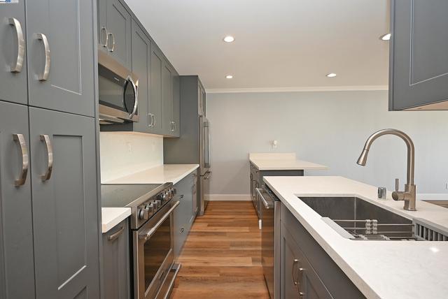 950 Shorepoint Ct, Alameda CA: https://media.crmls.org/mediaz/de2820b9-265f-472f-88a9-0f615535abaf.jpg