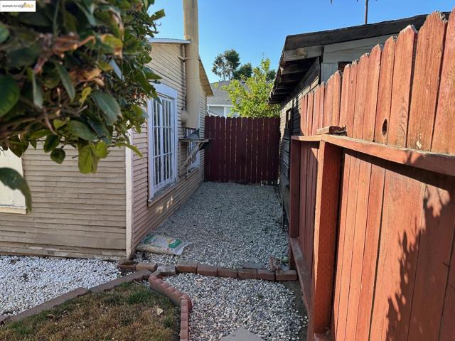 1937 87th Avenue, Oakland CA: https://media.crmls.org/mediaz/de282943-26f9-41ba-984e-7ba895b89ff7.jpg