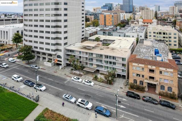1425 Lakeside DR, Oakland CA: https://media.crmls.org/mediaz/de28544c-647b-4ce1-ab35-de036afffa29.jpg