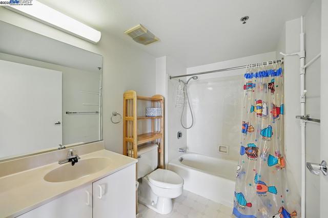 988 Franklin St, Oakland CA: https://media.crmls.org/mediaz/de293053-bc15-4e26-bf80-0a86da04f42b.jpg