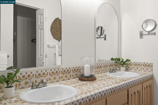 277 Holiday Hills Dr, Martinez CA: https://media.crmls.org/mediaz/de29870d-61b0-4c5e-b99b-620a12c86060.jpg