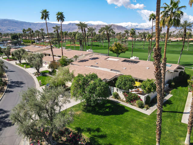 44841 Desert Horizons Drive, Indian Wells CA: https://media.crmls.org/mediaz/de2a23f3-1cb7-4fa6-86e3-86890f9b0493.jpg