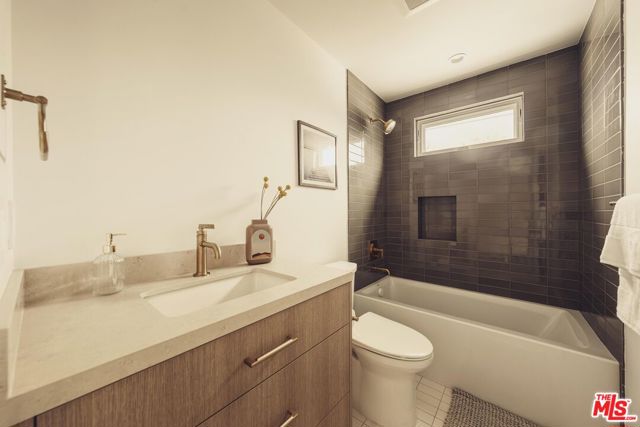 2114 Pier Avenue, Santa Monica CA: https://media.crmls.org/mediaz/de2a75e2-93e9-4254-872c-7c12ceaf3cf2.jpg
