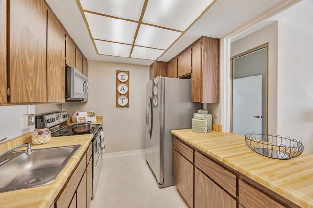 1427 Floribunda Avenue, Burlingame CA: https://media.crmls.org/mediaz/de2b4e69-9433-47e0-82fe-ab69763b7d02.jpg