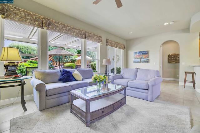 1648 Chianti Ln, Brentwood CA: https://media.crmls.org/mediaz/de2bbd25-9bfd-493c-90c1-36cb611a76e2.jpg