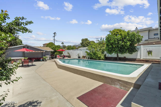 623 E Fairmount Road, Burbank CA: https://media.crmls.org/mediaz/de2d6a03-b13c-4f59-a9bd-095eae99be35.jpg