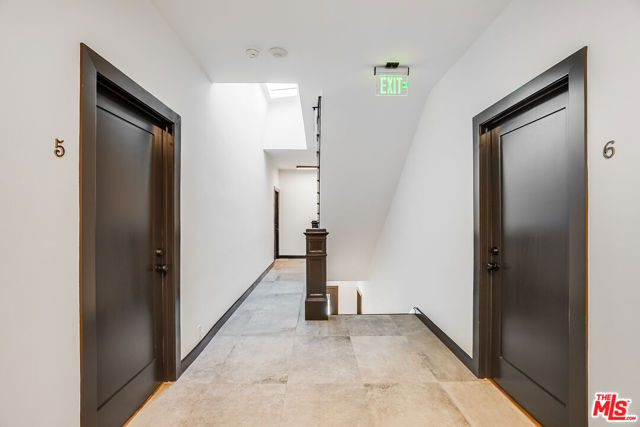 151 N Swall Drive, Beverly Hills CA: https://media.crmls.org/mediaz/de2dbe1c-f92c-452d-8aff-d35b3d5488f7.jpg