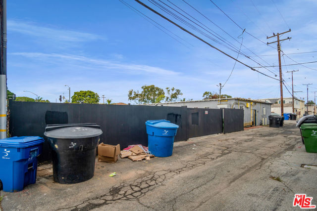 2338 Ocean Park Boulevard, Santa Monica CA: https://media.crmls.org/mediaz/de2dc283-2563-4bf7-81fd-93e7388bd893.jpg