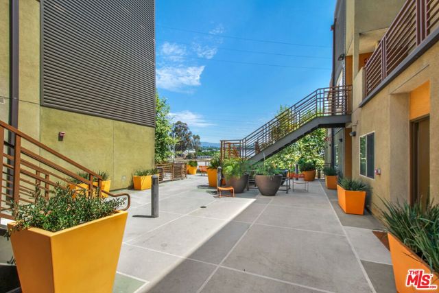 2974 Ripple Place, Los Angeles CA: https://media.crmls.org/mediaz/de2e634d-e2dc-4098-a5fd-4d238d255d2a.jpg