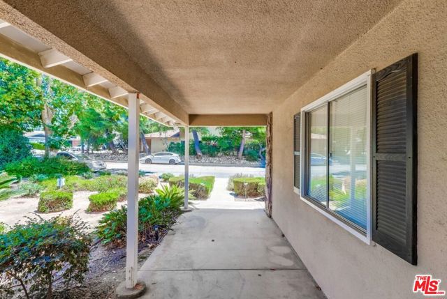 687 Mount Carmel Drive, Claremont CA: https://media.crmls.org/mediaz/de2fe851-cd74-4525-9877-fe3d2be313cf.jpg