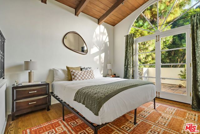3527 Wonder View Drive, Los Angeles CA: https://media.crmls.org/mediaz/de312170-f60a-4c3f-a763-b23920552045.jpg