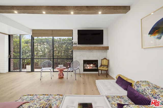 211 S Spalding Drive, Beverly Hills CA: https://media.crmls.org/mediaz/de322350-f314-4942-94e9-aa62a46c92c1.jpg