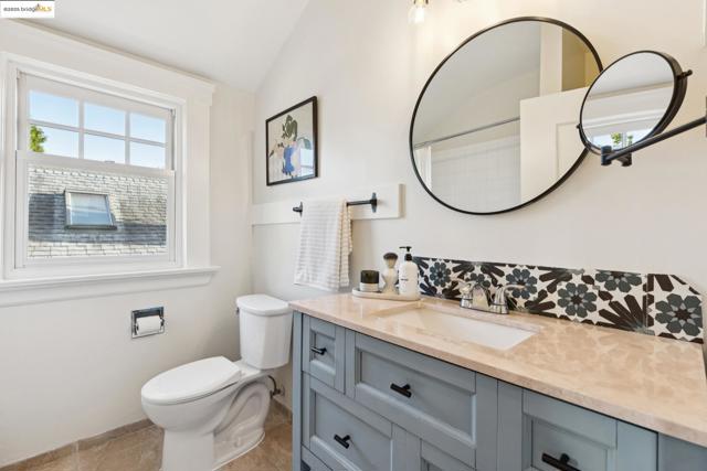 1532 Walnut St, Berkeley CA: https://media.crmls.org/mediaz/de32cbf7-94b9-42a1-a270-0dc8c35ba719.jpg