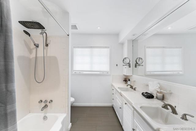 2315 Avenida De La Playa, La Jolla CA: https://media.crmls.org/mediaz/de32ccbe-bf63-4176-a997-a8d512902028.jpg