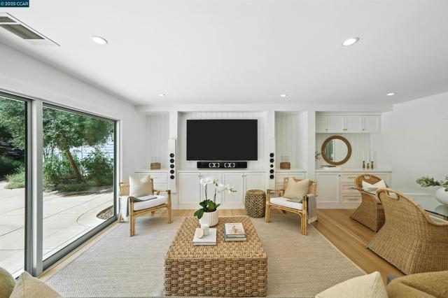 3363 Springhill Rd, Lafayette CA: https://media.crmls.org/mediaz/de337563-715c-411f-b652-32c975feb7ea.jpg