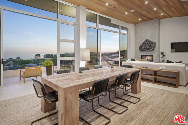 27454 Winding Way, Malibu CA: https://media.crmls.org/mediaz/de338368-3ae4-41d5-99a8-af7e2b537246.jpg