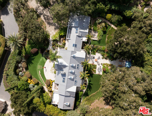 796 Hot Springs Road, Montecito CA: https://media.crmls.org/mediaz/de33d00e-ed3a-495f-a2fc-d399d943efe1.jpg
