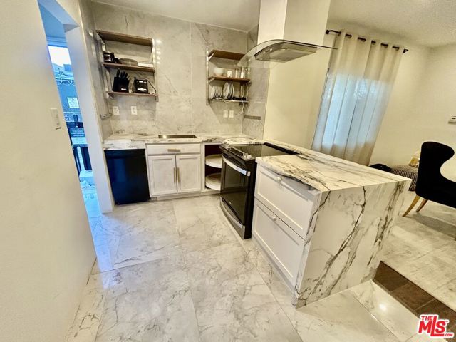 643 N Vista St, Los Angeles CA: https://media.crmls.org/mediaz/de33e80e-ed48-40c2-b19e-fb8121a2585c.jpg