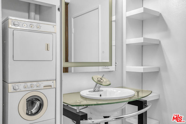 253 S Broadway, Los Angeles CA: https://media.crmls.org/mediaz/de33e9dd-e87a-45d5-bb53-2b6226114a5e.jpg