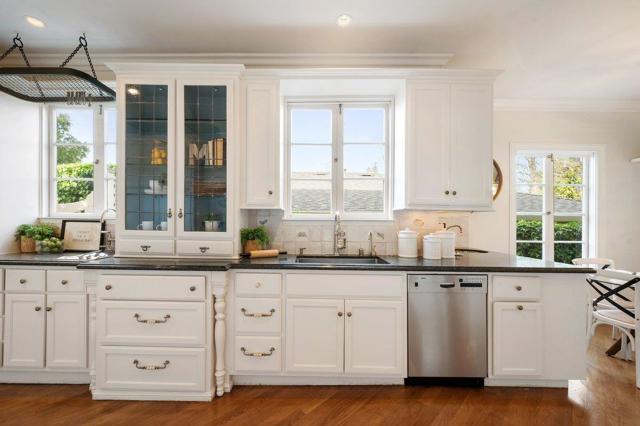 526 W Poplar Avenue, San Mateo CA: https://media.crmls.org/mediaz/de350600-ceee-4de2-92d0-ef287c0d1f3a.jpg