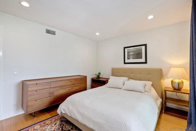 1174 Locust St, San Diego CA: https://media.crmls.org/mediaz/de350d35-af77-4e7a-b5f7-f4dfdec93931.jpg