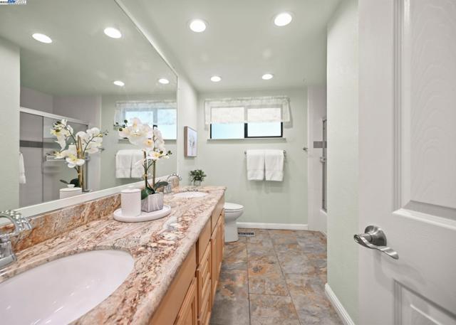 211 Arthur Ct, Danville CA: https://media.crmls.org/mediaz/de360151-0de8-46c2-8476-f5c959a37926.jpg