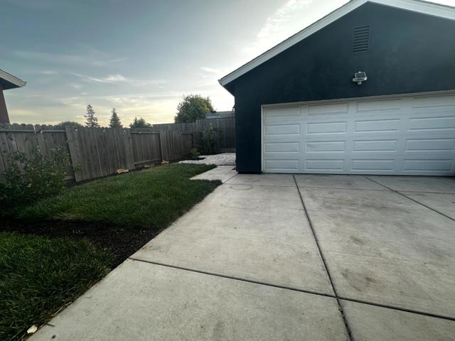 5517 Malibu Palm Court, Sacramento CA: https://media.crmls.org/mediaz/de360bde-4188-4bb1-8baa-327b917cf306.jpg