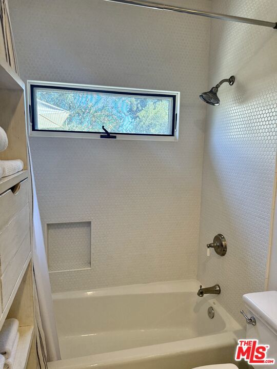 220 France Circle, Ojai CA: https://media.crmls.org/mediaz/de361bc5-8511-4091-a33f-b85b17d283bd.jpg