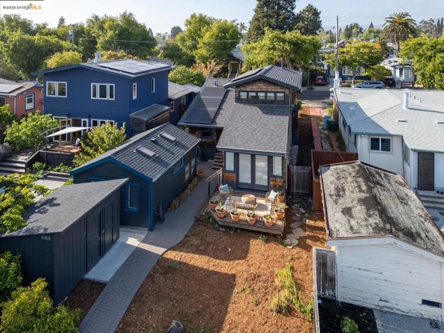 1334 Derby St, Berkeley CA: https://media.crmls.org/mediaz/de36c5a3-302b-4ae5-9d93-21e538414411.jpg