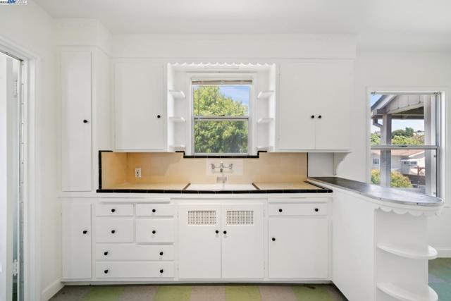 2200 Peach St, Pinole CA: https://media.crmls.org/mediaz/de36dbf6-2f87-4092-b3d2-115c06d43783.jpg
